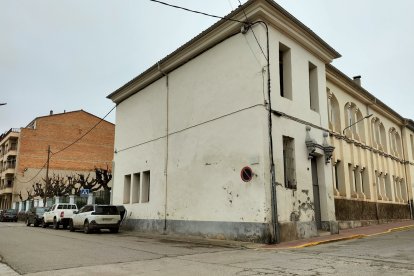 El histórico edificio de las escuelas viejas de Artesa de Segre, que acoge la guardería municipal.