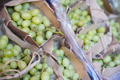 Racimos de uvas en una frutería.