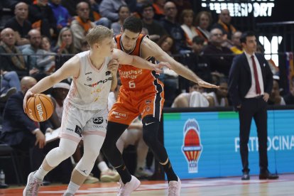 Keye van der Vuurst porta la pilota durant l’últim duel. - SEGRE / FREEPIK