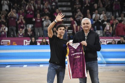 Marc Márquez va rebre una samarreta del club. - SANTI IGLESIAS