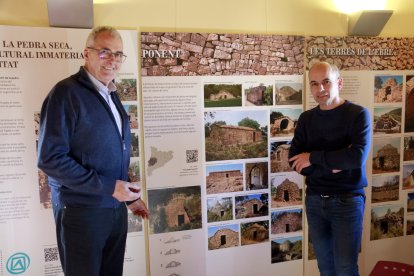 L'alcalde de Torrebesses, Mario Urrea, i el tècnic de Repte Demogràfic, Manel Pellicer, al Centre d'interpretació de la pedra seca de Torrebesses.