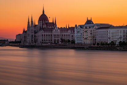 El Parlamento de Budapest des del Danubio.