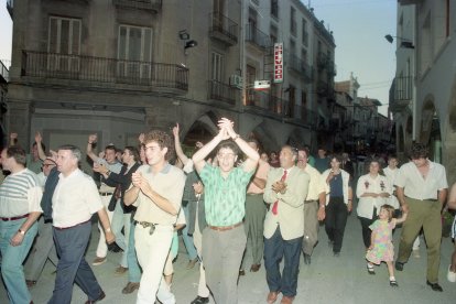 La rúa del ascenso desde El Pati hasta el ayuntamiento con jugadores, cuerpo técnico, directivos y aficionados