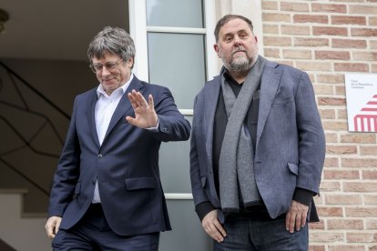 El presidente de Junts, Carles Puigdemont, y el de ERC, Oriol Junqueras, este jueves en Waterloo, reunidos por primera vez desde que ambos recuperaron los cargos al frente de sus respectivos partidos.