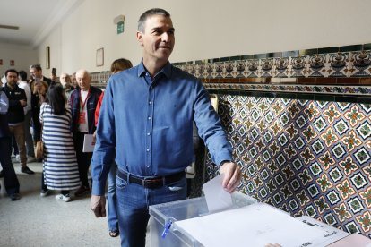 Imagen de archivo del presidente del Gobierno, Pedro Sánchez, en un colegio electoral ejerciendo su derecho al voto.