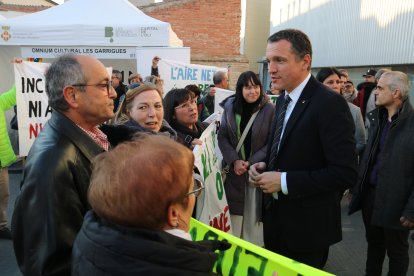 Opositors al projecte de Nova Tracjusa parlant amb el conseller d'Agricultura, Òscar Ordeig, a la Fira de l'Oli d'Oliva Verge Extra de Catalunya a les Borges Blanques