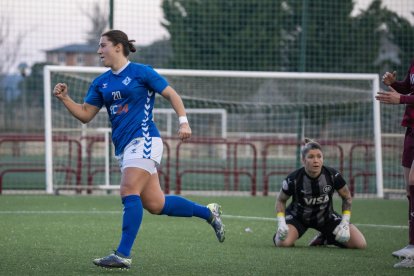 Marta Gestera aixeca el puny per celebrar el 2-1 que tornava a posar el conjunt lleidatà en el partit al minut 36. - PAU PASCUAL PRAT