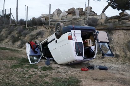 El vehicle va sortir de la via i va acabar bolcat