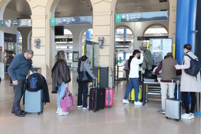 Viajeros haciendo cola para subir a un tren Avant ayer al mediodía en la estación Lleida-Pirineus en el primer día sin la rebaja del 50%.