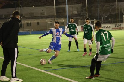 Un jugador del Torregrossa intenta jugar la pilota pràcticament sobre la línia de banda. - JOAN GÓMEZ