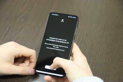 Un Balance Phone mostra el missatge de bloqueig en l'accés a Instagram.