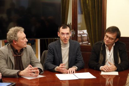 El nou director artístic i titular de l'OJC, Xavier Pagès-Corella, al centre, amb el director emèrit, Alfons Reverté, a la dreta.