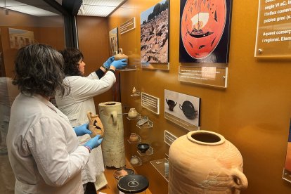 Tècniques superiors en conservació-restauració de béns culturals duent a terme tasques de manteniment i neteja a la Sala Arqueològica del Museu de l'Urgell-Tàrrega aquesta setmana.