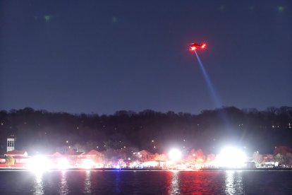 Los bomberos y servicios de emergencia en el río Potomac, en Washington