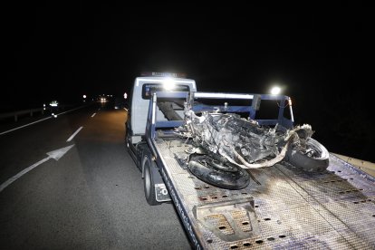 Una motocicleta implicada en un accident mortal a l'N-240 a Vinaixa, a Lleida, en una imatge d''arxiu.