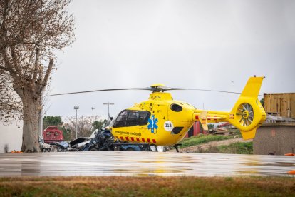 L’helicòpter del SEM, a l’àrea d’aterratge del parc de Bombers de Lleida. - PASCUAL PRAT