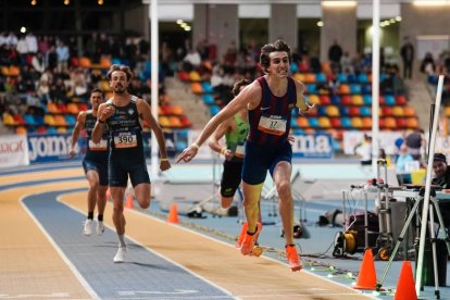 Bernat Erta, en una foto d’arxiu, entra vencedor en el míting Catalunya disputat al gener a Sabadell. - DANIEL MEUMANN