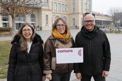 La regidora d'Almacelles En Comú Montse Cortasa, la regidora del Comú de Lleida, Laura Bergés, i el diputat al Congrés i portaveu de la Comissió de Transports i Mobilitat Sostenible per Comuns-Sumar, Fèlix Alonso, davant de l'estació de Lleida-Pirineus

Data de publicació: dimarts 04 de febrer del 2025, 15:02

Localització: Lleida

Autor: Anna Berga