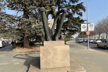 L'escultura Home de la plaça de la Pau de Lleida.