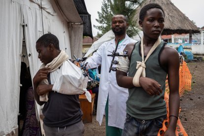 Pacients ferits durant els combats entre l’Exèrcit congolès i els rebels de l’M23. - EFE/EPA/MARIE JEANNE MUNYERENKANA