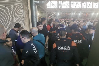 Els Mossos van haver d’intervenir per posar pau entre l’afició