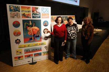 La directora de l'Animac, Carolina López; la vicepresidenta de l'IEI, Estefania Rufach; i la regidora de Cultura de l'Ajuntament de Lleida, Pilar Bosch, durant la presentació de la 29a edició de la Mostra Internacional de Cinema d'Animació de Catalunya.