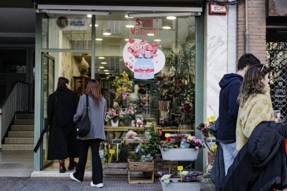El dia de Sant Valentí va tenyir els comerços de roig i cors. - INGRID SEGURA