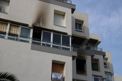 L'incendi mortal s'ha localitzat en una quarta planta d'un bloc d'apartaments de la Pineda