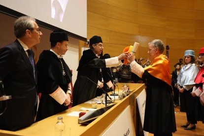 Juan Manuel Santos en el moment de ser investit Doctor Honoris Causa pel Campus Iberus a Lleida.