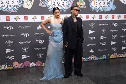 Los cantantes Rosalía y Rauw Alejandro, posan en el photocall de los 40 Music Awards en 2021.