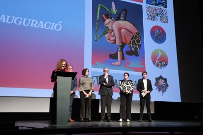 La directora, Carolina López, amb José Crespín, Sònia Hernández, Fèlix Larrosa, Estefania Rufach i el presentador, Abraham Orriols.