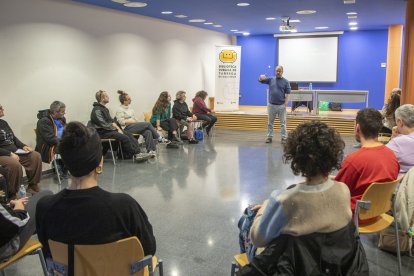El taller de mindfulness va tenir lloc a la biblioteca. - LAIA PEDRÓS