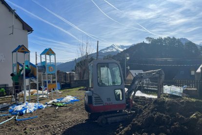 Er Ajuntament de Vilamòs renauís eth parc infantil e installe naui jòcs.