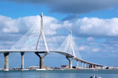 Rècord. El pont de la badia de Cadis és el més longeu de l’Estat amb 3.092 metres