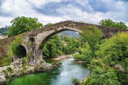 Generadors de paisatges. L’arc central del pont de Cangas de Onís sembla que emergeixi de les roques i conforma una obra integrada en la naturalesa.