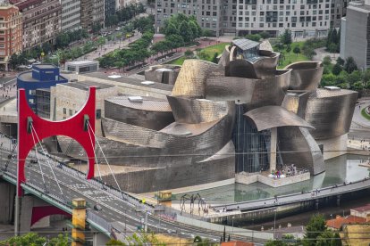 El pont de la Salve, amb el museu Guggenheim, són dos trets distintius de Bilbao