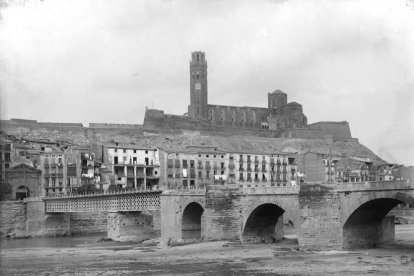 El pont Vell de Lleida abans de la riuada de 1907.