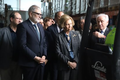 Un moment de la visita de la reina Sofia al Banc dels Aliments de Lleida.