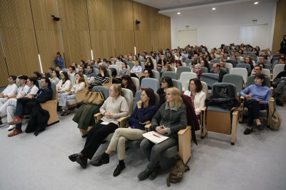 Uns 120 sanitaris, molts de l’Atenció Primària, van assistir ahir a la jornada de Cardiologia a l’hospital Arnau. - AMADO FORROLLA