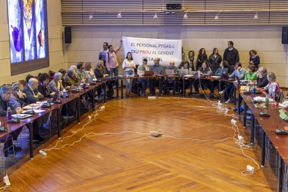 Personal administratiu i de serveis de la UdL va protestar ahir abans de començar el consell. - JORDI ECHEVARRIA