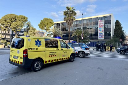 Una ambulància i efectius policials al costat de l’institut. - ALBERT SEGURA/ACN