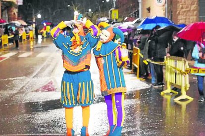 Solsona. Solsona se llevó la peor parte de las lluvias e incluso tuvopedrisco, lo que obligó a suspender actos festivos por la tarde. - OSCAR BAYONA