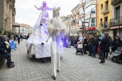 La capital de la Segarra celebró ayer su tradicional rúa de carnaval desde la plaza Universitat con 7 comparsas y 430 participantes.- Carmina Marsiñach