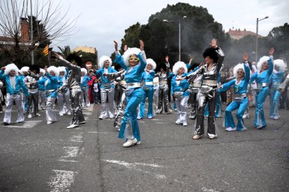 Mollerussa. Vecinos de la capital del Pla rindieron homenaje a la música disco de los años setenta. - Ajuntament de Mollerussa