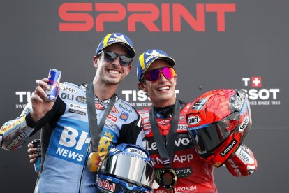 Àlex i Marc Márquez, feliços després de compartir les dos primeres posicions en la cursa esprint. - MOTOGP