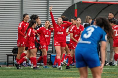 Laura Blasco celebra el seu gol de falta directa que va suposar el 0-1 passada la mitja hora de joc. - PAU PASCUAL PRAT