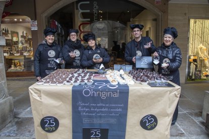 Venda de Lo Cagarro per part de membres de Teatredetics dissabte (a dalt) i fa 25 anys (a baix). - LAIA PEDRÓS