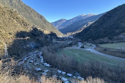 El nucli de la Farga de Moles, amb la duana al fons.