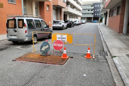 Senyalització al carrer Dardanels, amb problemes de clavegueram. - E. FARNELL