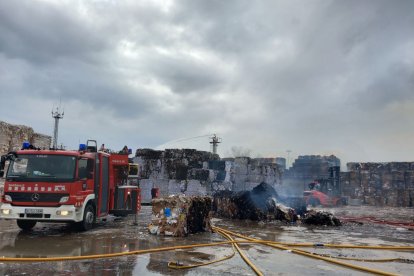 Els Bombers van treballar ahir en l’extinció de l’incendi en una zona exterior de la paperera. - BOMBERS DE LA GENERALITAT